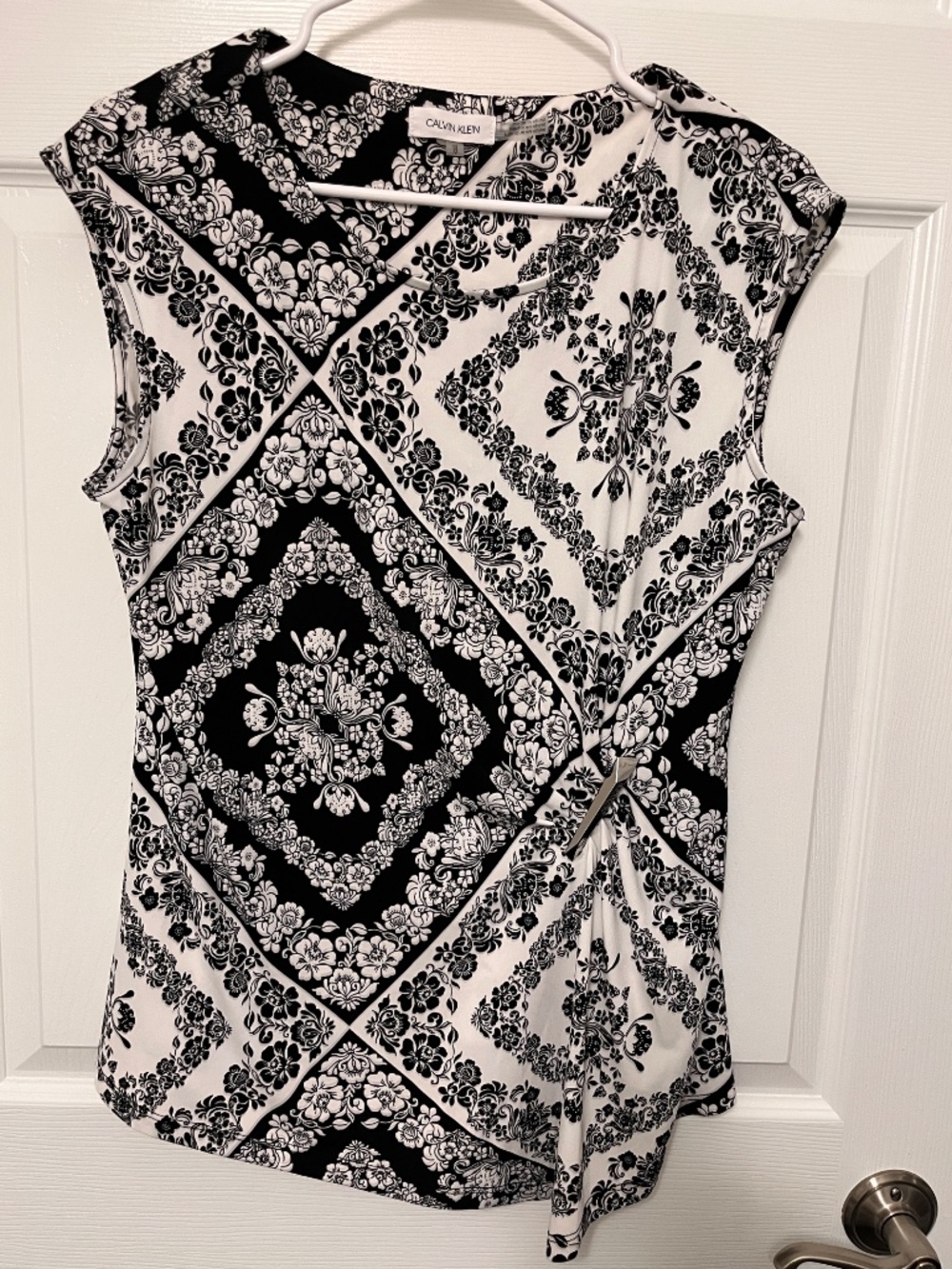 Calvin Klein B&W print sleeveless elegant blouse w/silver adornment